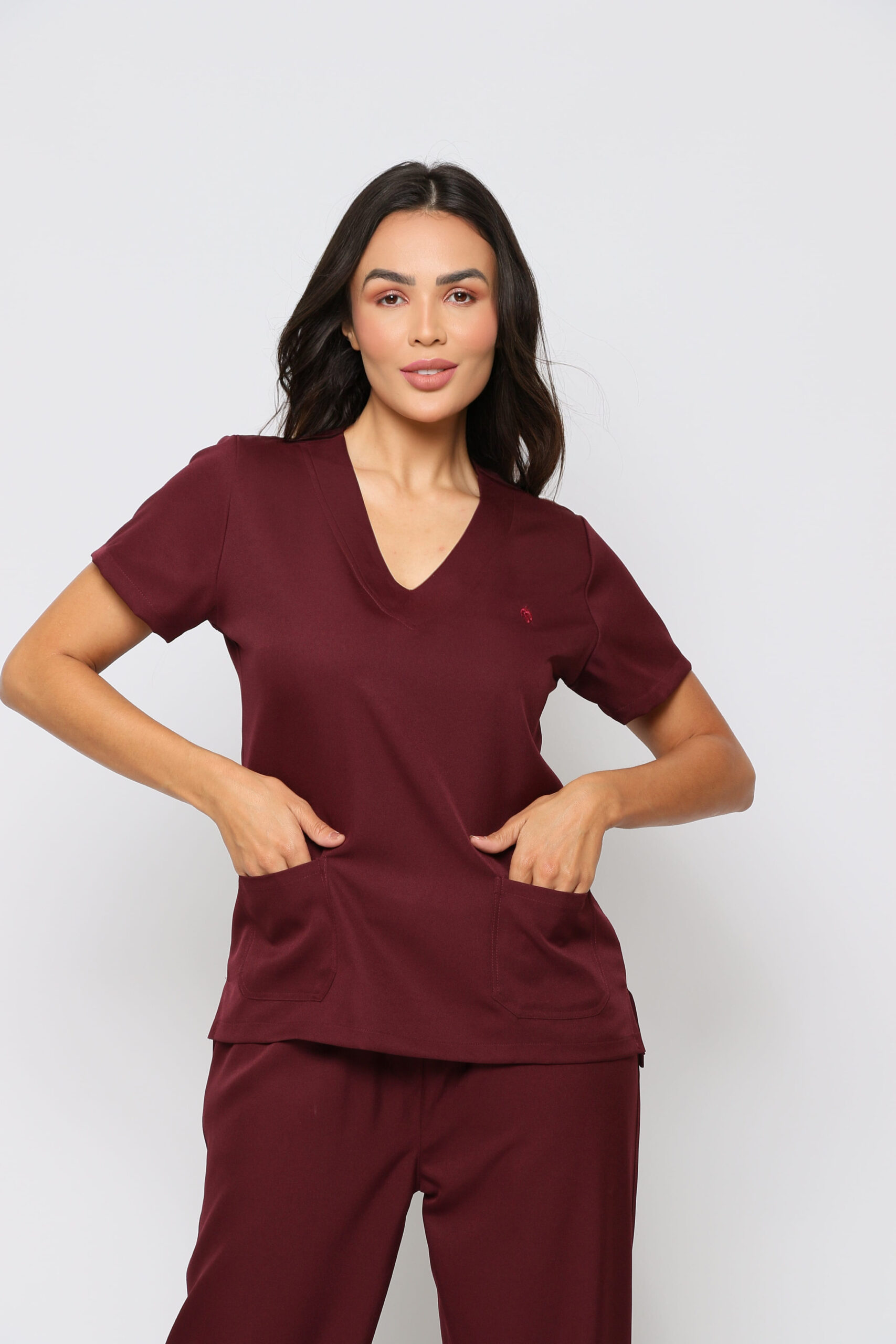 Descubra o que é scrub, onde ele foi criado e quando, no blog Moda Scrubs. Desde sua origem nos anos 70 nos EUA até a revolução que trouxeram aos uniformes médicos, explore o papel fundamental dos scrubs na evolução do vestuário hospitalar. Saiba quem pode adotar esses uniformes versáteis, quando utilizá-los e por que são a escolha inteligente para médicos, enfermeiros e diversos profissionais da saúde. Na Moda Scrubs, encontre a combinação perfeita entre estilo, conforto e funcionalidade para encarar longos turnos com elegância.